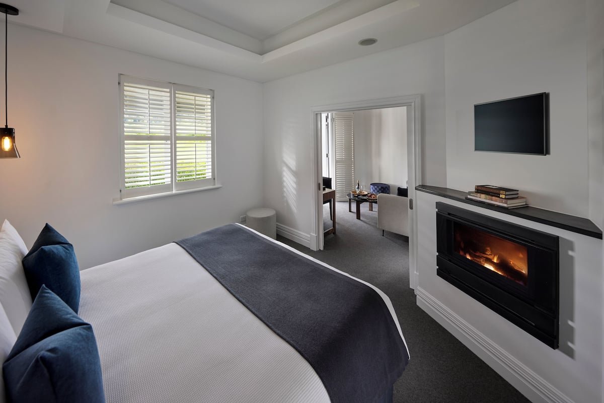 Premium Suite | 1 bedroom, premium bedding, minibar, in-room safe