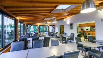 Desayuno buffet diario (EUR 10 por persona)
