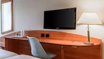 Escritorio, cortinas blackout y tabla de planchar con plancha