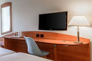 Standard 2 Singles Non Smoking | Escritorio, cortinas opacas, tabla de planchar con plancha