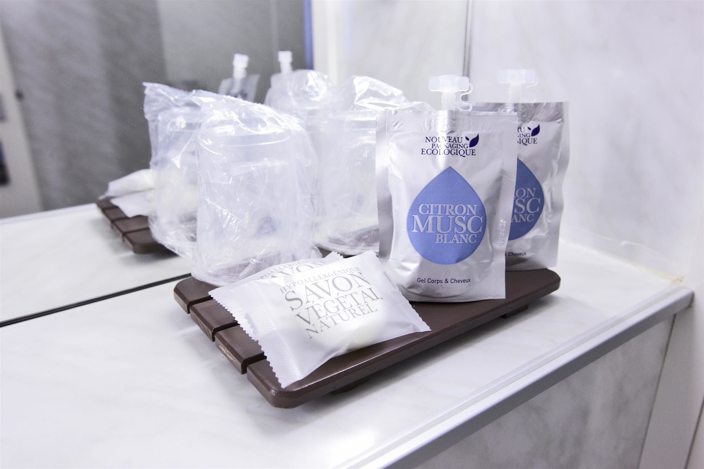 Una bandeja con varias bolsas de artículos de aseo sobre una encimera blanca.