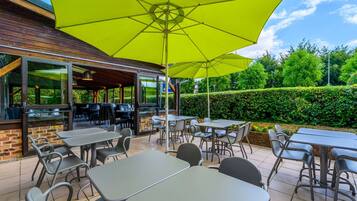 Petit déjeuner buffet (10 EUR par personne)