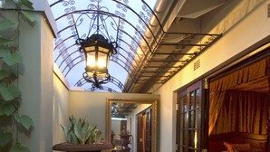 Una habitación acogedora con una cama, una mesita con una vela y una silla.
