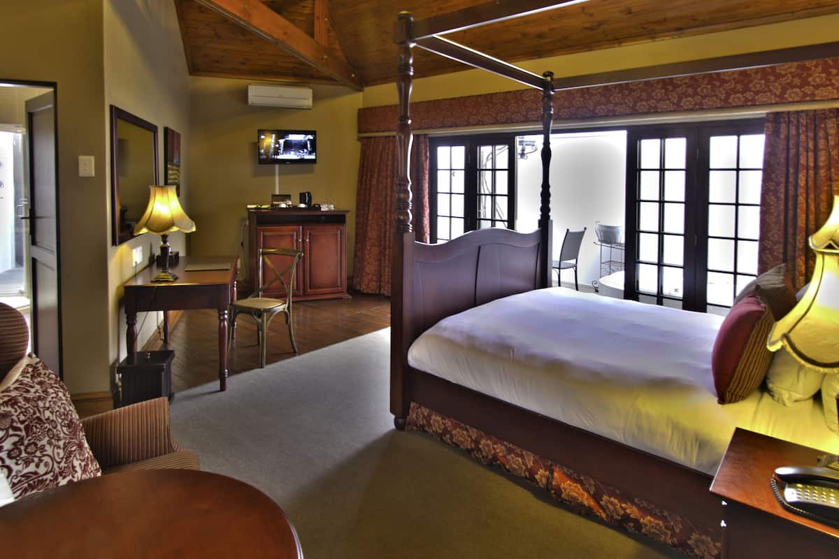 superior room, 1 king bed | 1 bedroom, pillow-top beds, minibar, in-room safe