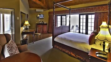 Superior Room, 1 King Bed | 1 bedroom, pillowtop beds, minibar, in-room safe
