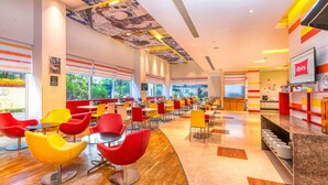 朝食、ランチ、ディナーに営業