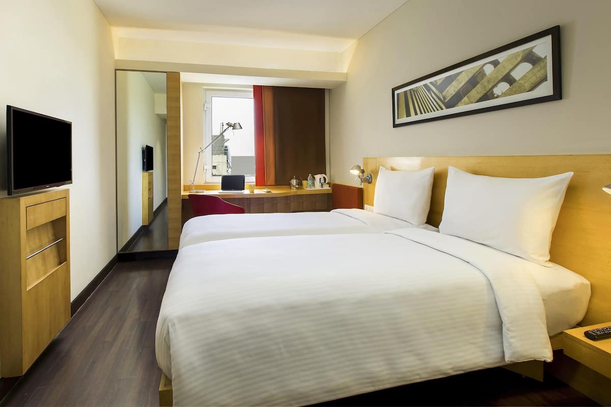 Japanese Premier Room, 1 Queen Bed, Executive Floor | Minibar, in-room safe, desk, laptop workspace