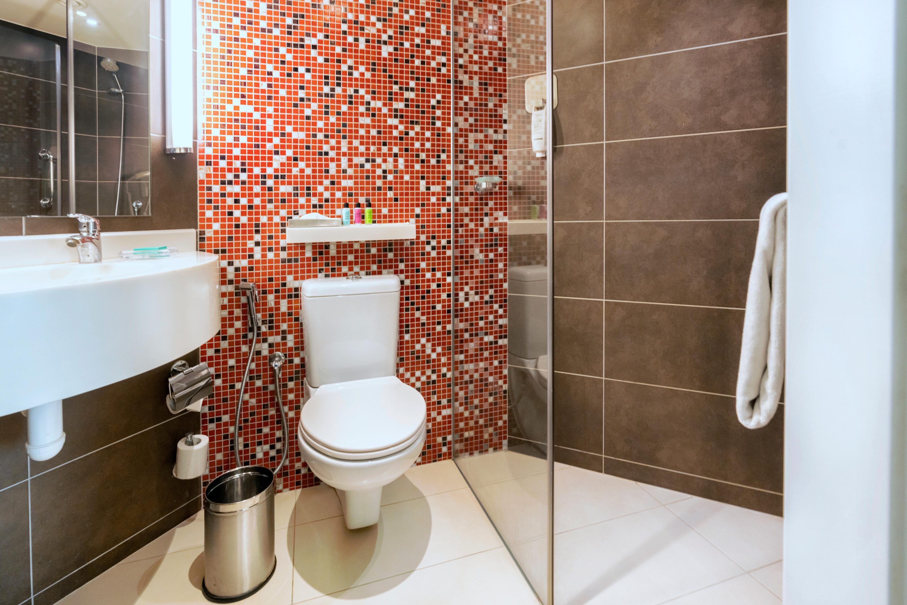 Ein Badezimmer mit Waschbecken, Toilette und Duschbereich.