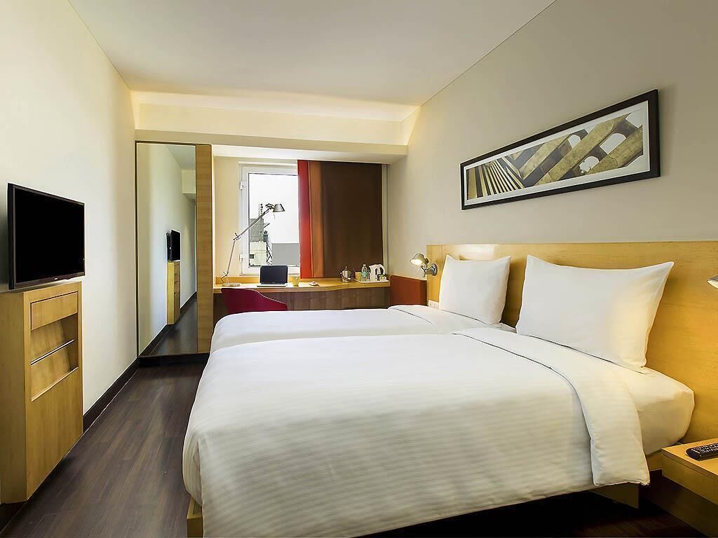 Standard Twin Room, 2 Twin Beds | Minibar, in-room safe, desk, laptop workspace
