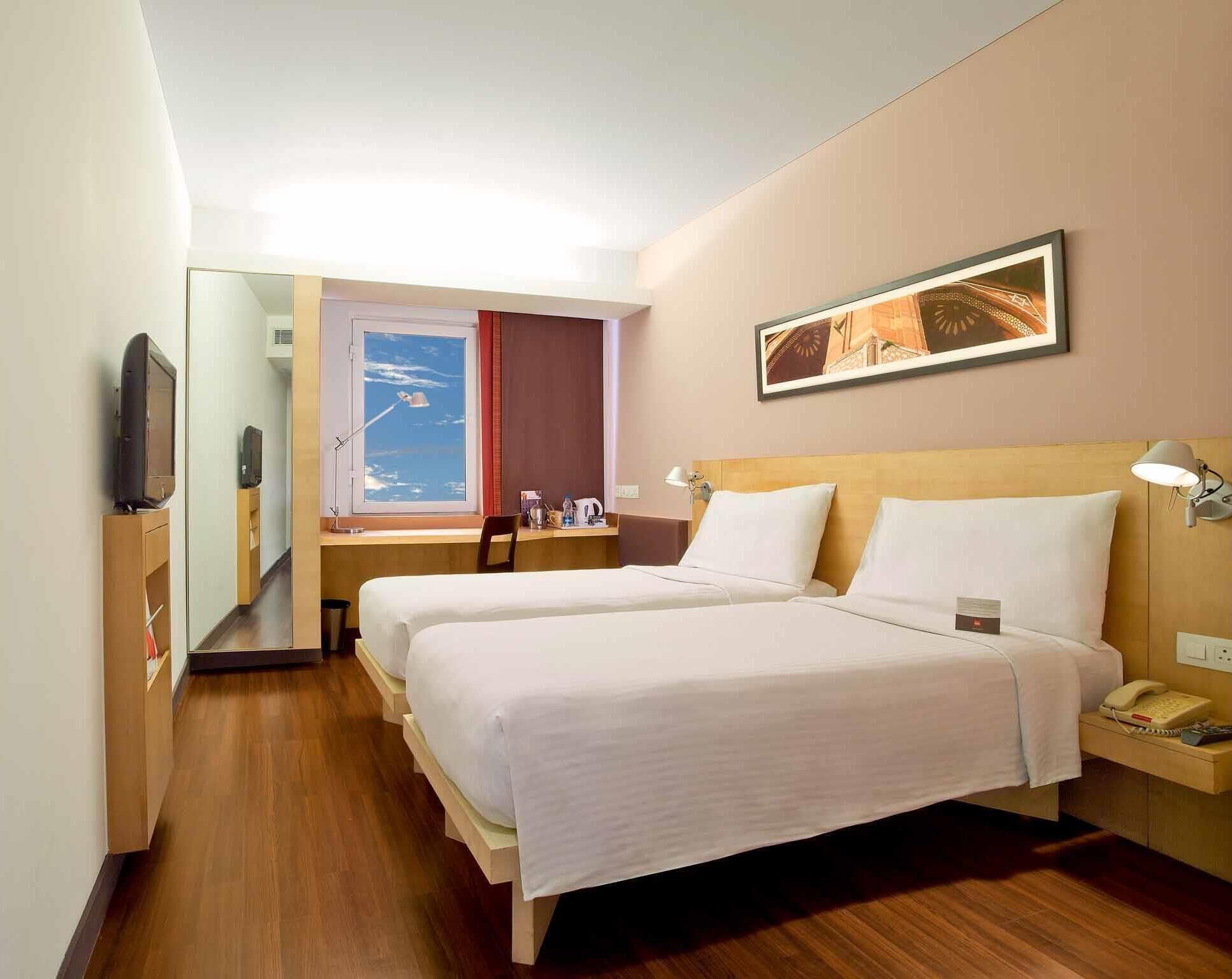 Standard Twin Room, 2 Twin Beds | Minibar, in-room safe, desk, laptop workspace