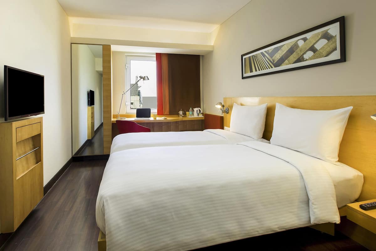 Japanese Premier Room, 1 Queen Bed, Executive Floor | Minibar, in-room safe, desk, laptop workspace