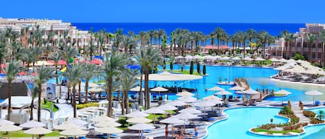 4 piscines extérieures, parasols de plage, chaises longues