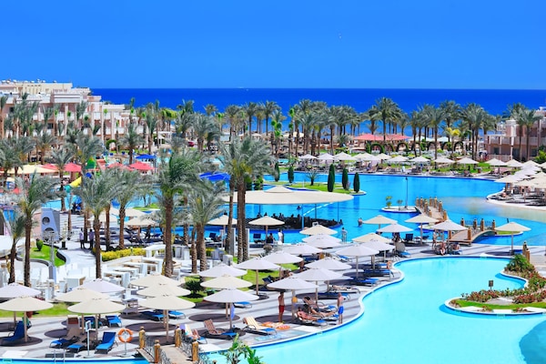 4 outdoor pools, pool umbrellas, pool loungers