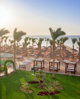 En privat strand, liggestole, parasoller, badehåndklæder