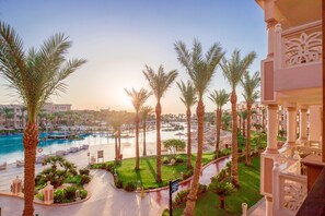 4 outdoor pools, pool umbrellas, sun loungers - Pickalbatros Palace Hurghada (Hurghada)