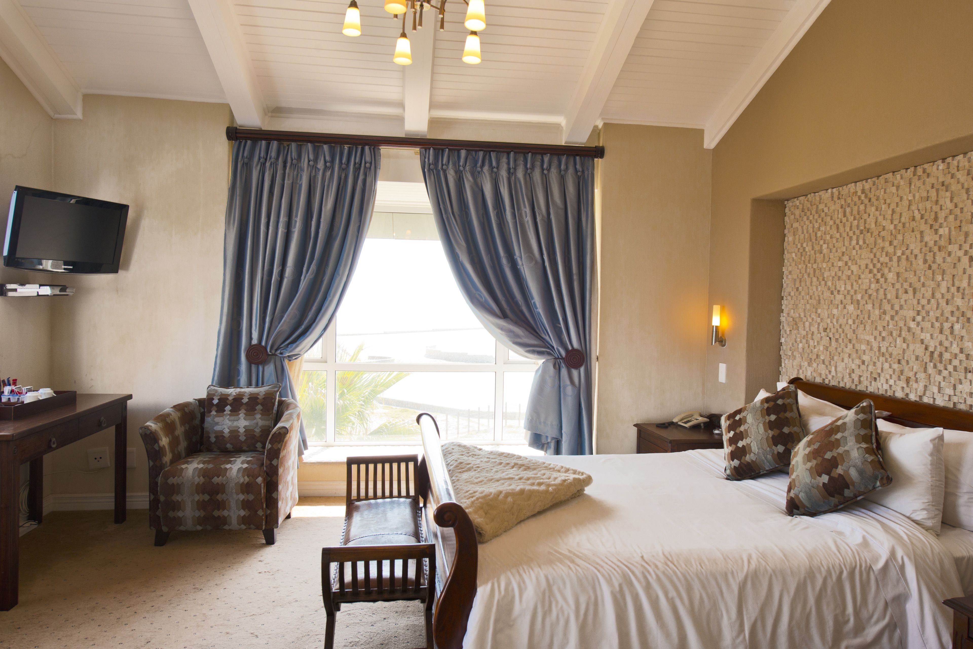 Superior Room | Premium bedding, desk, iron/ironing board, free WiFi
