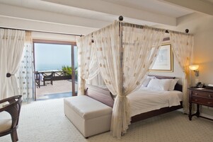 Luxury Room | Premium bedding, desk, iron/ironing board, free WiFi