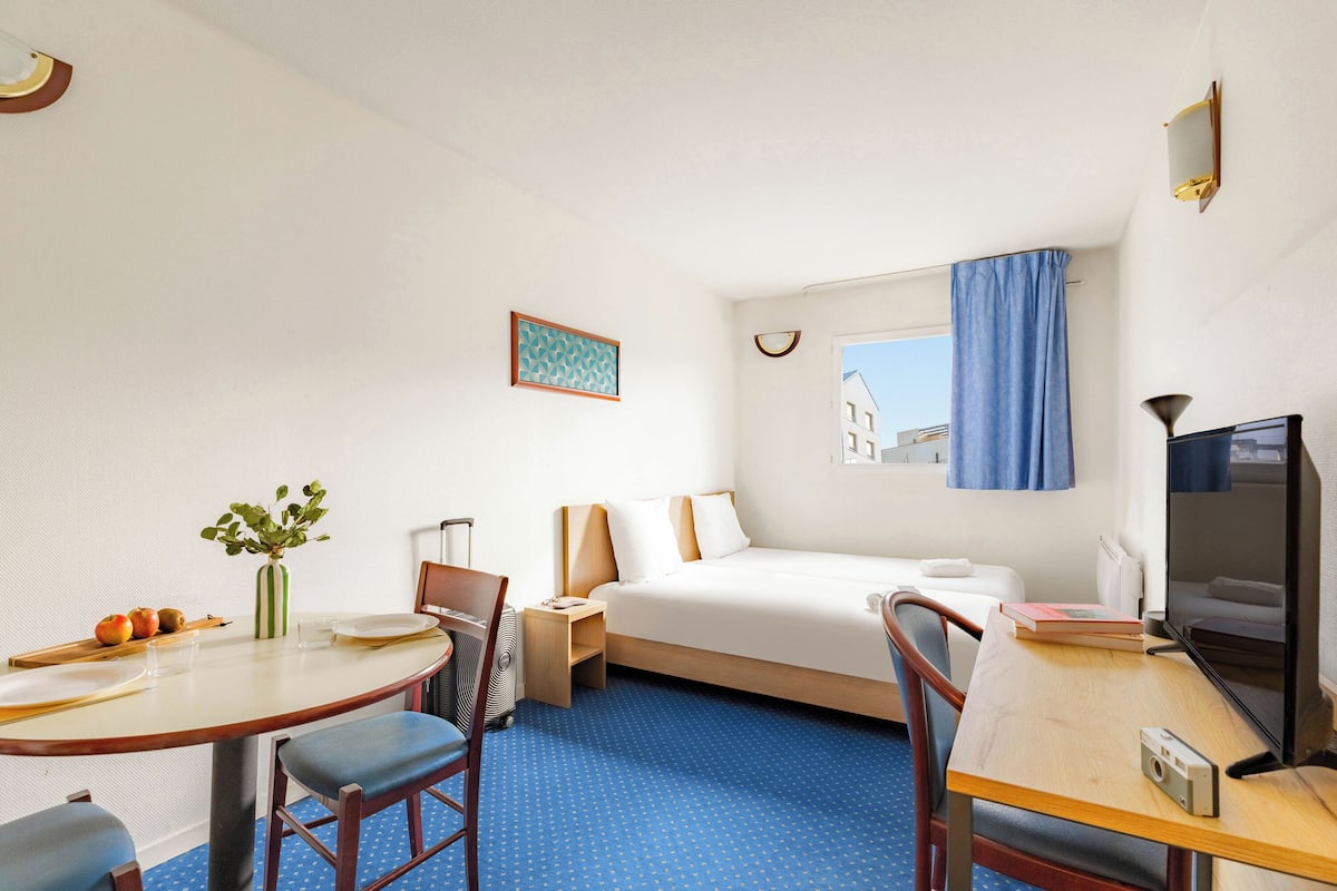 Superior Twin Studio | Desk, iron/ironing board (on request), WiFi (free), bed sheets