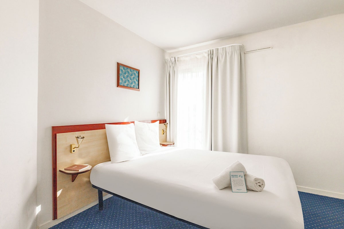 Standard Apartment | Desk, iron/ironing board (on request), WiFi (free), bed sheets