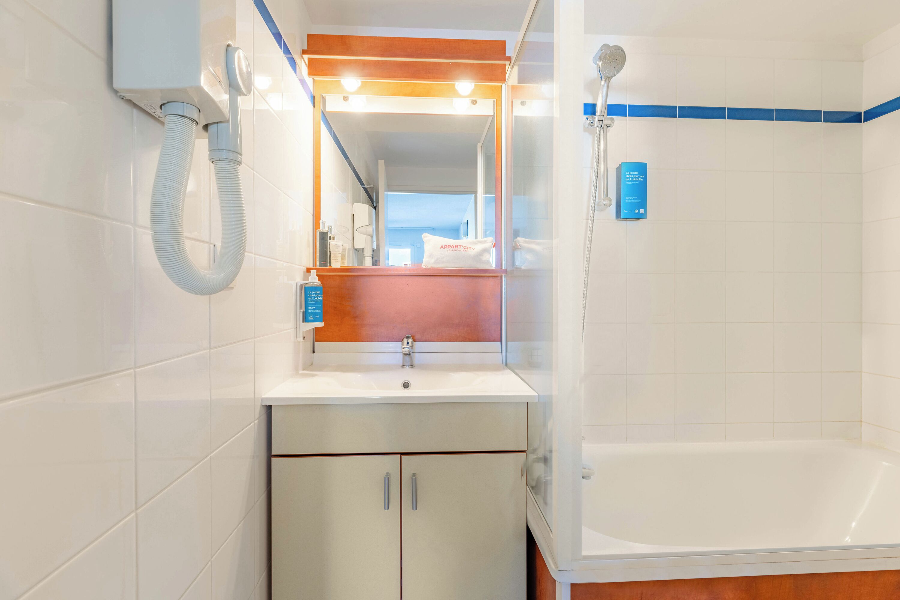 Superior Studio | Bathroom | Free toiletries, hair dryer, towels, soap