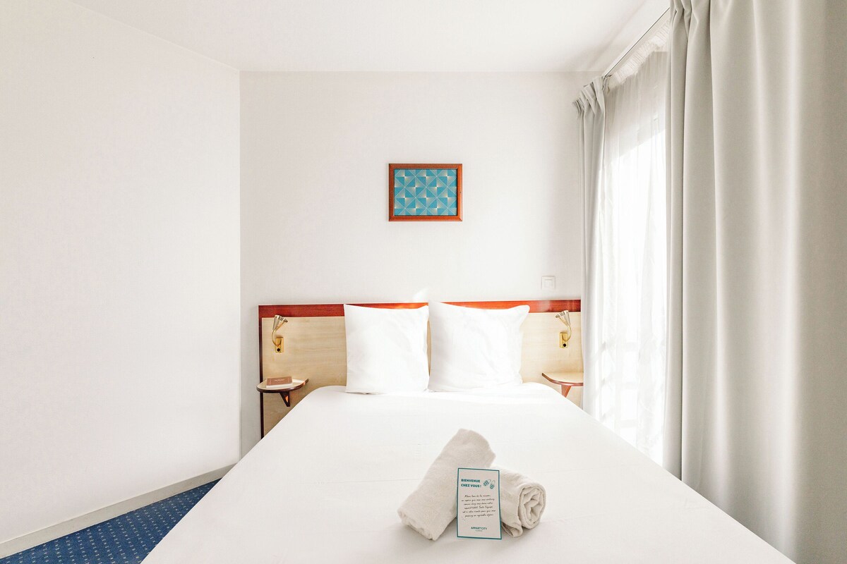 Escritorio, tabla de planchar con plancha, wifi gratis y ropa de cama