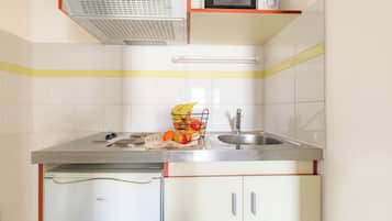 Wasserkocher mit Kaffee-/Teezubehör, Kühlschrank, Mikrowelle