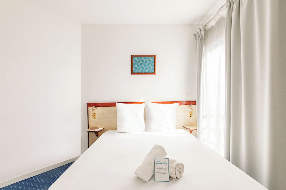 Escritorio, tabla de planchar con plancha, wifi gratis y ropa de cama
