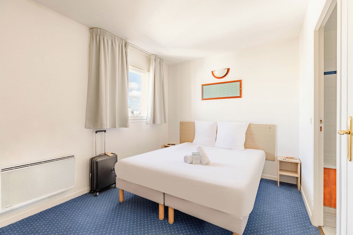 Studio | Desk, iron/ironing board (on request), WiFi (free), bed sheets