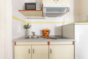 Apartamento estándar | Cocina privada | Cafetera o tetera, frigorífico, microondas y lavavajillas