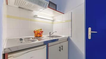 Studio | Eigene Küche | Wasserkocher mit Kaffee-/Teezubehör, Kühlschrank, Mikrowelle