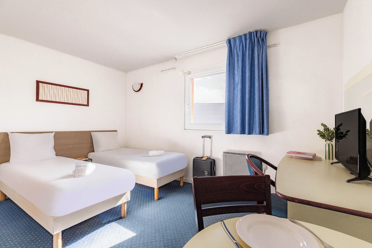 Twin Studio | Desk, iron/ironing board (on request), WiFi (free), bed sheets
