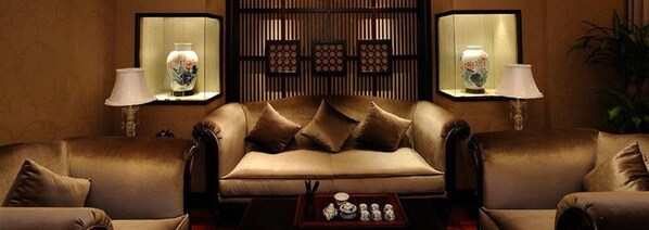 Suite, 1 King Bed | Living area