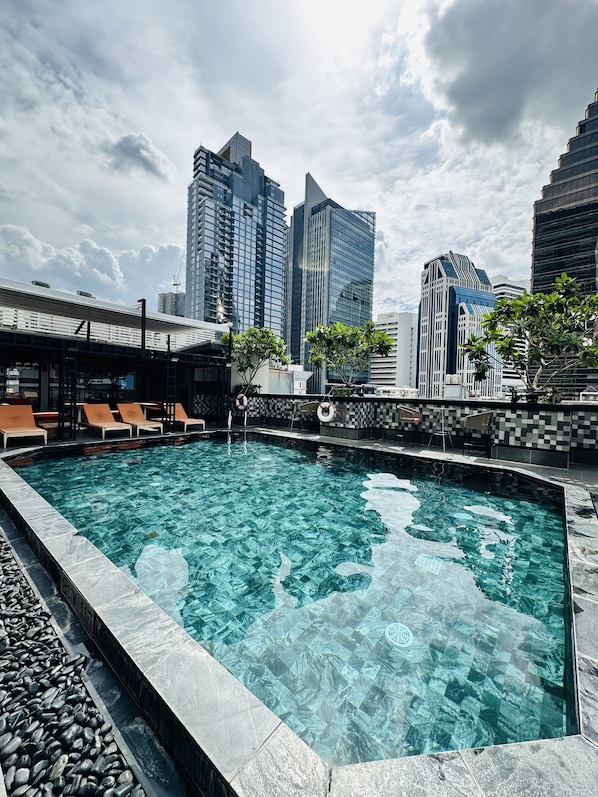 Outdoor pool - Ramada Sukhumvit Soi Eleven (Bangkok)