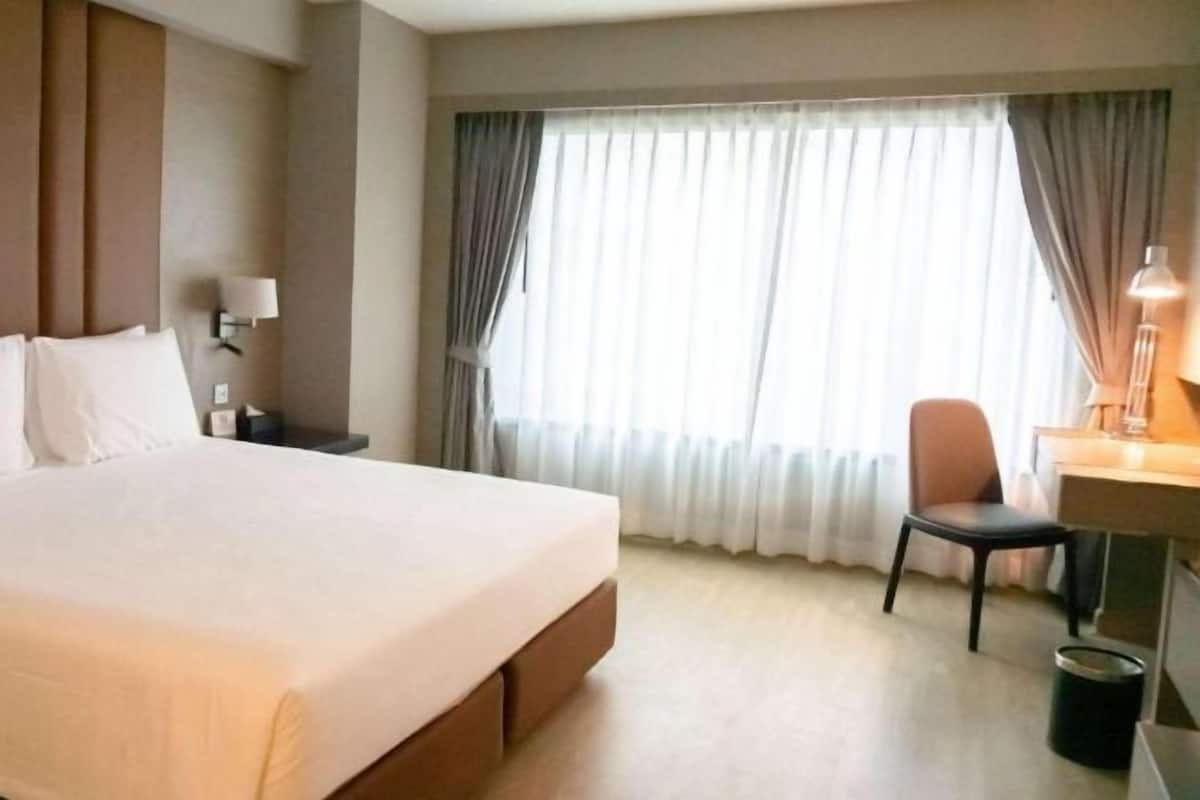 Minibar, in-room safe, desk, soundproofing