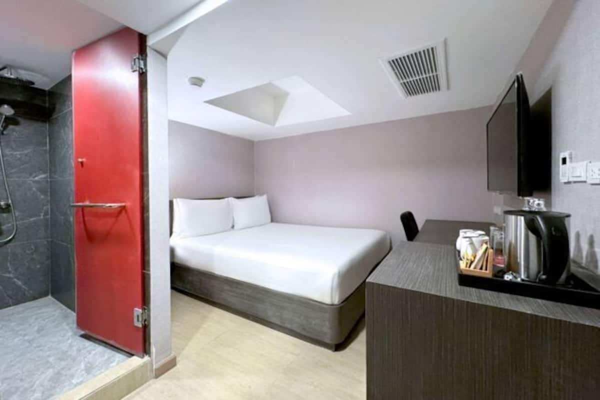 Minibar, caja de seguridad en la habitación y escritorio