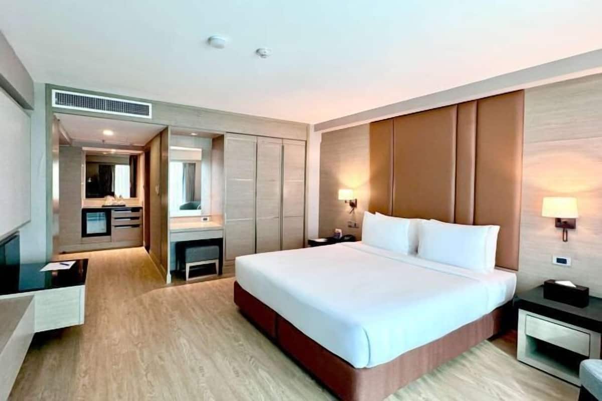Minibar, caja de seguridad en la habitación y escritorio