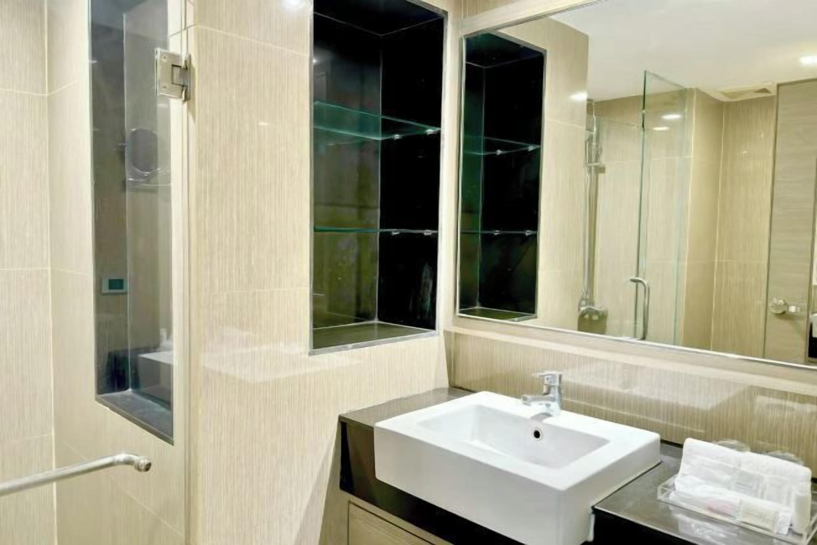 Salle de bain | Douche, douche à « effet pluie », articles de toilette gratuits