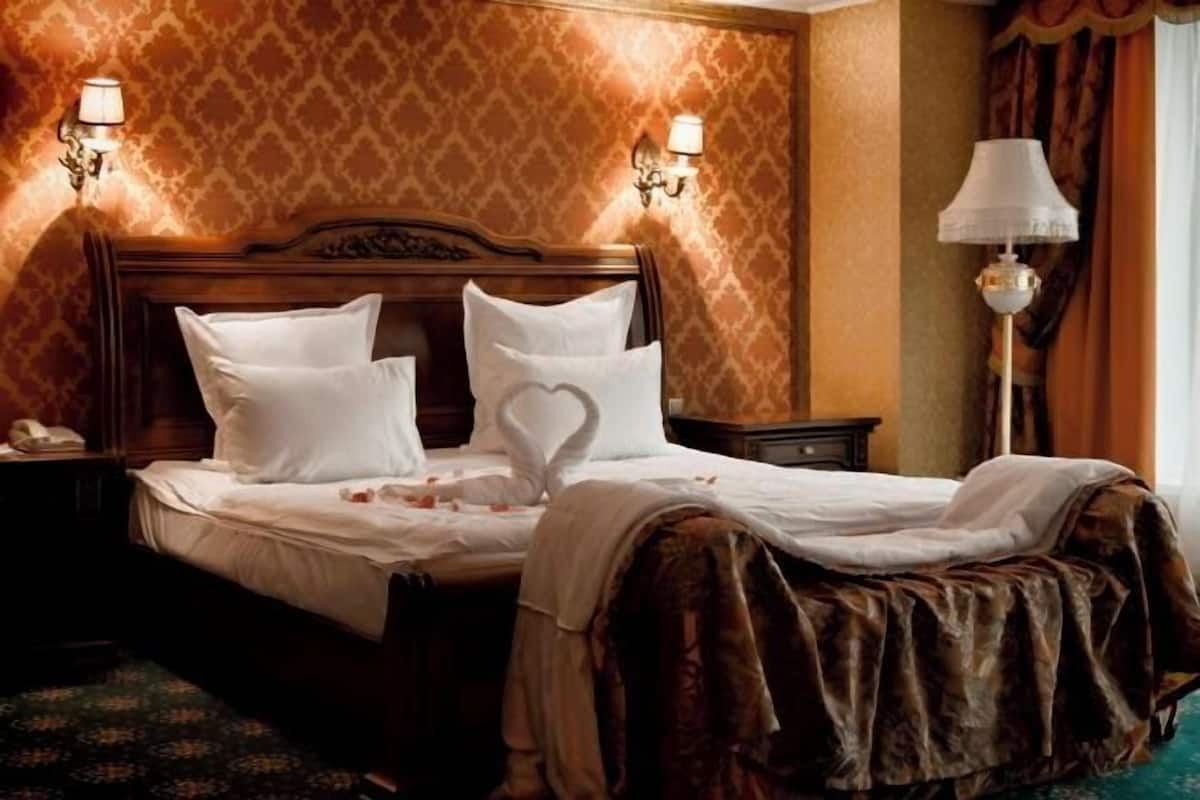 Egyptian cotton sheets, hypo-allergenic bedding, minibar, in-room safe