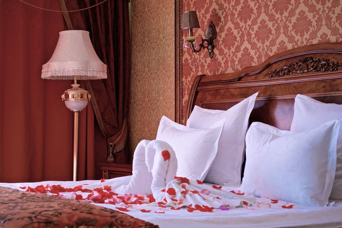 Egyptian cotton sheets, hypo-allergenic bedding, minibar, in-room safe