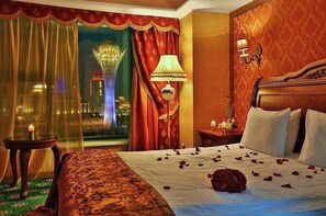 Minibar, in-room safe, desk, blackout curtains - Diplomat Hotel & Business Center (Astana)