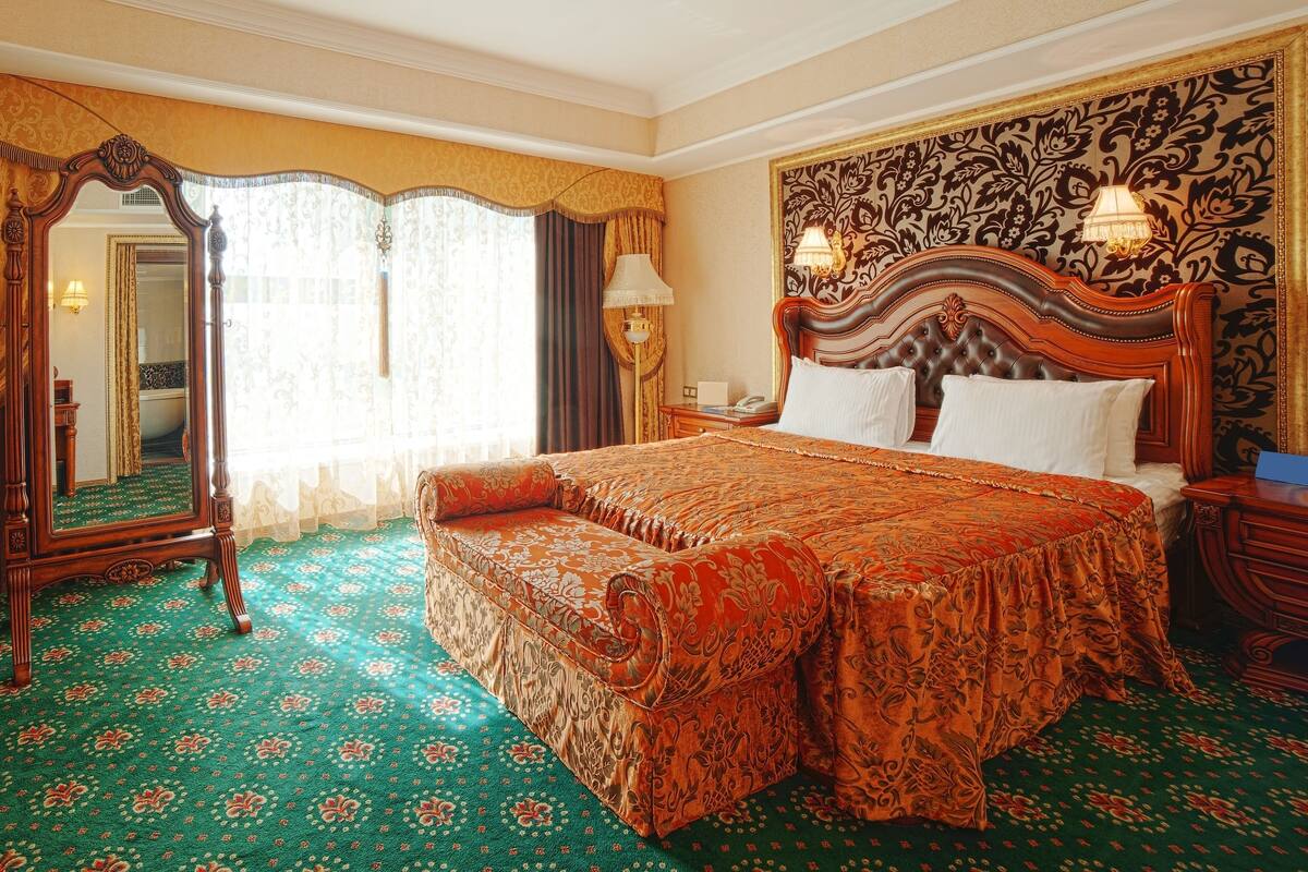 Presidential Suite | Minibar, in-room safe, desk, blackout drapes