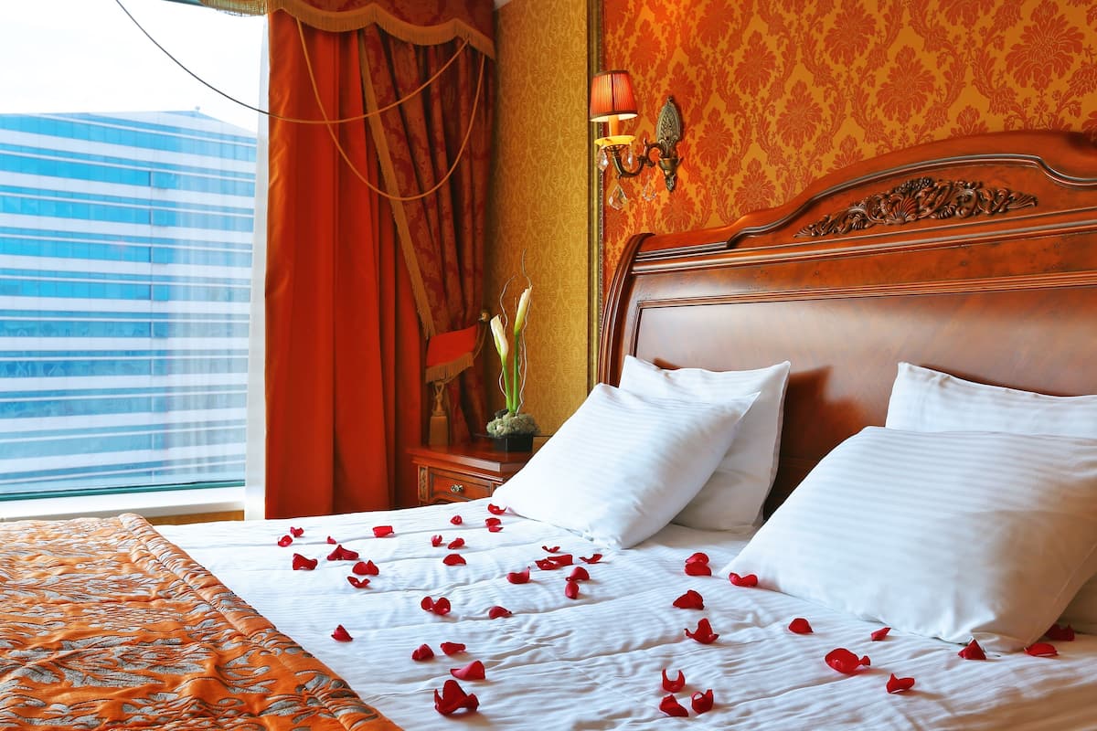 Senior Suite | Minibar, in-room safe, desk, blackout drapes