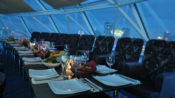 2 restaurants, spécialités Cuisine internationale