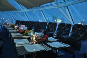 2 restaurants, serveren ontbijt, lunch, diner, internationale gerechten