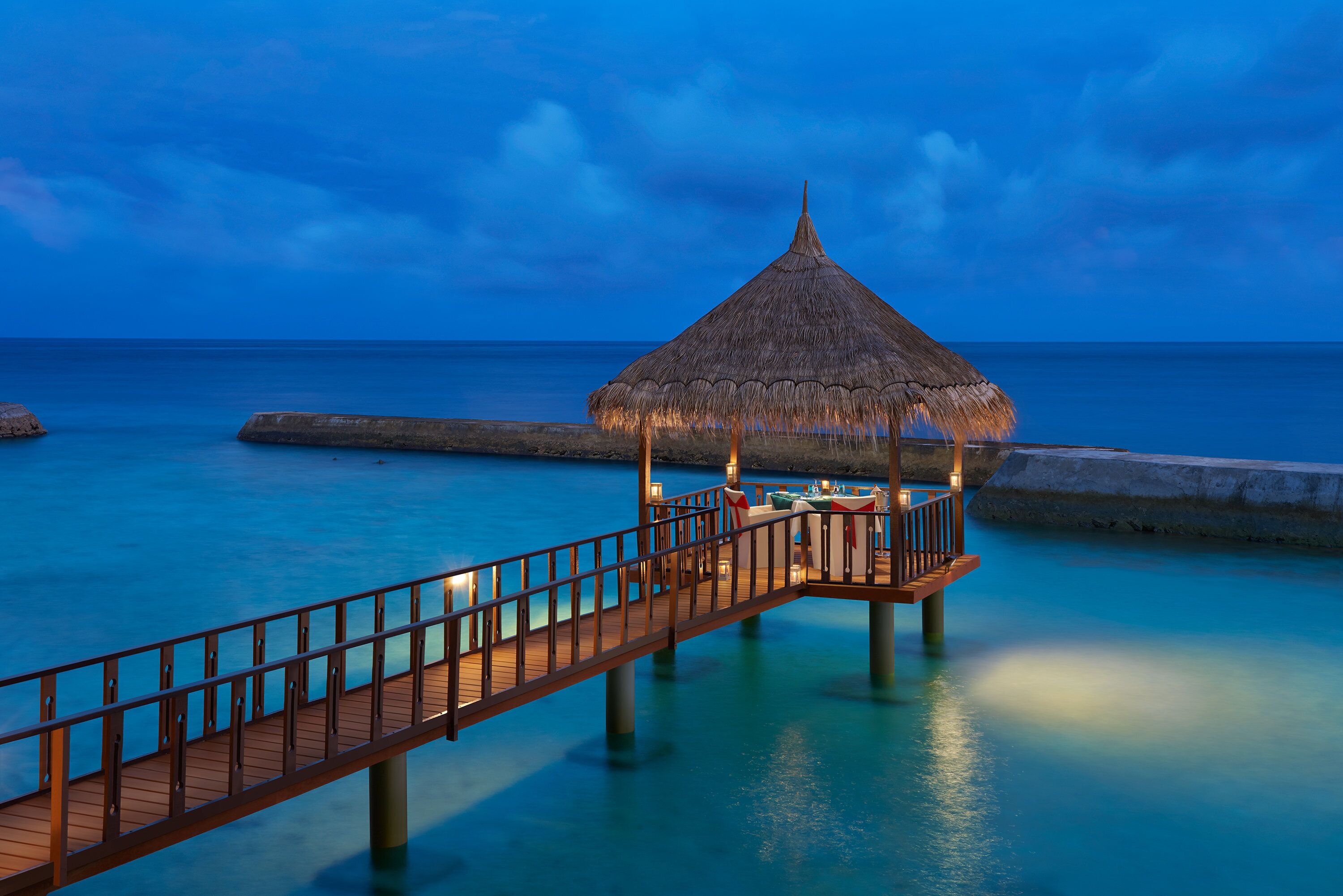 2 restaurants, breakfast served