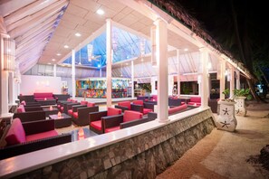 3 Bars/Lounges, Poolbar, Strandbar