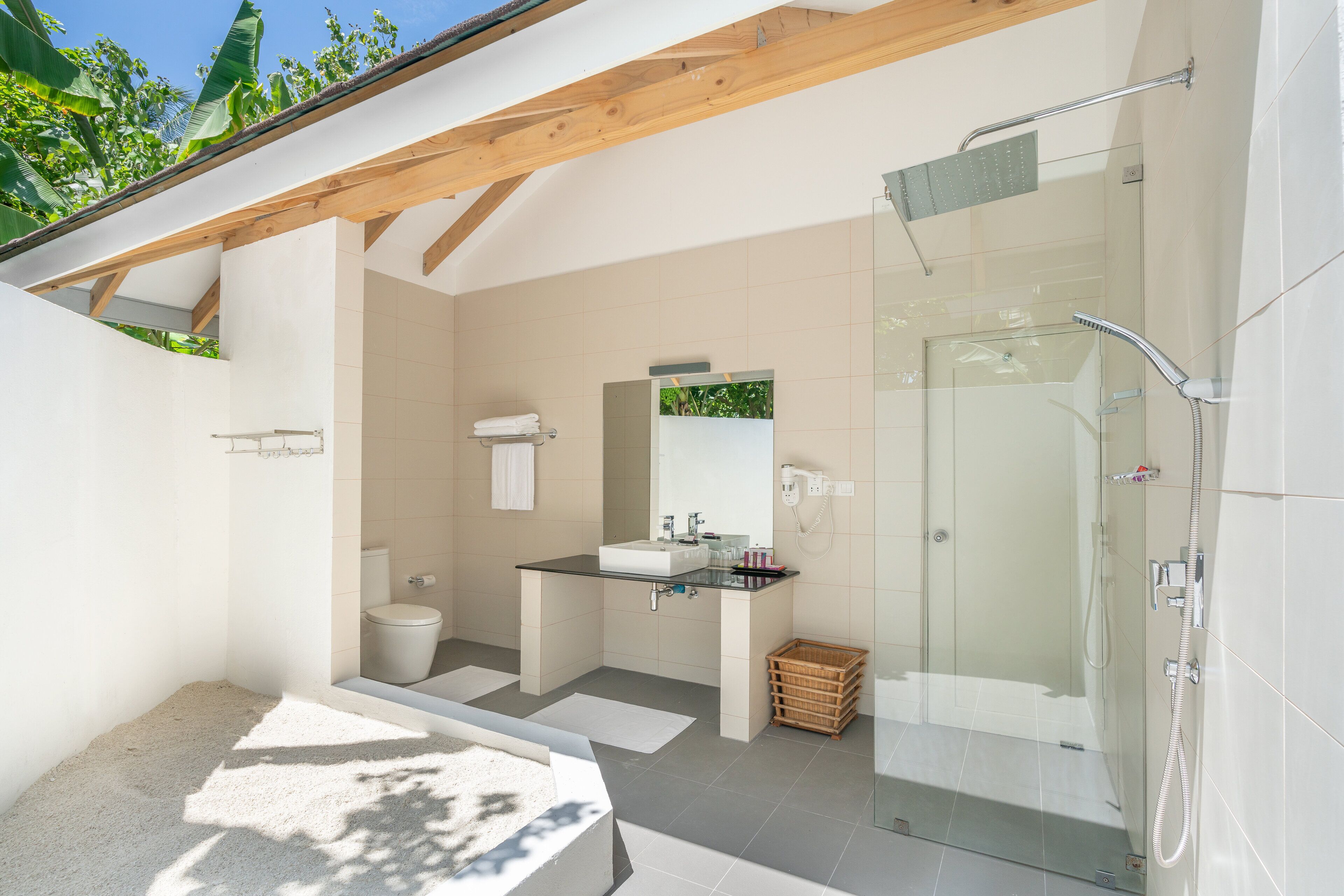 standard room-garden view | bathroom | shower, eco-friendly toiletries, hair dryer, towels