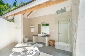 Standard Room-Garden View | Badezimmer | Dusche, umweltfreundliche Kosmetikartikel, Haartrockner, Handtücher