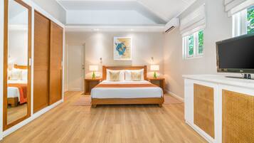 Une chambre moderne avec un grand lit, une armoire en bois, des tables de chevet avec des lampes, un téléviseur à écran plat et une grande fenêtre donnant sur un paysage verdoyant.
