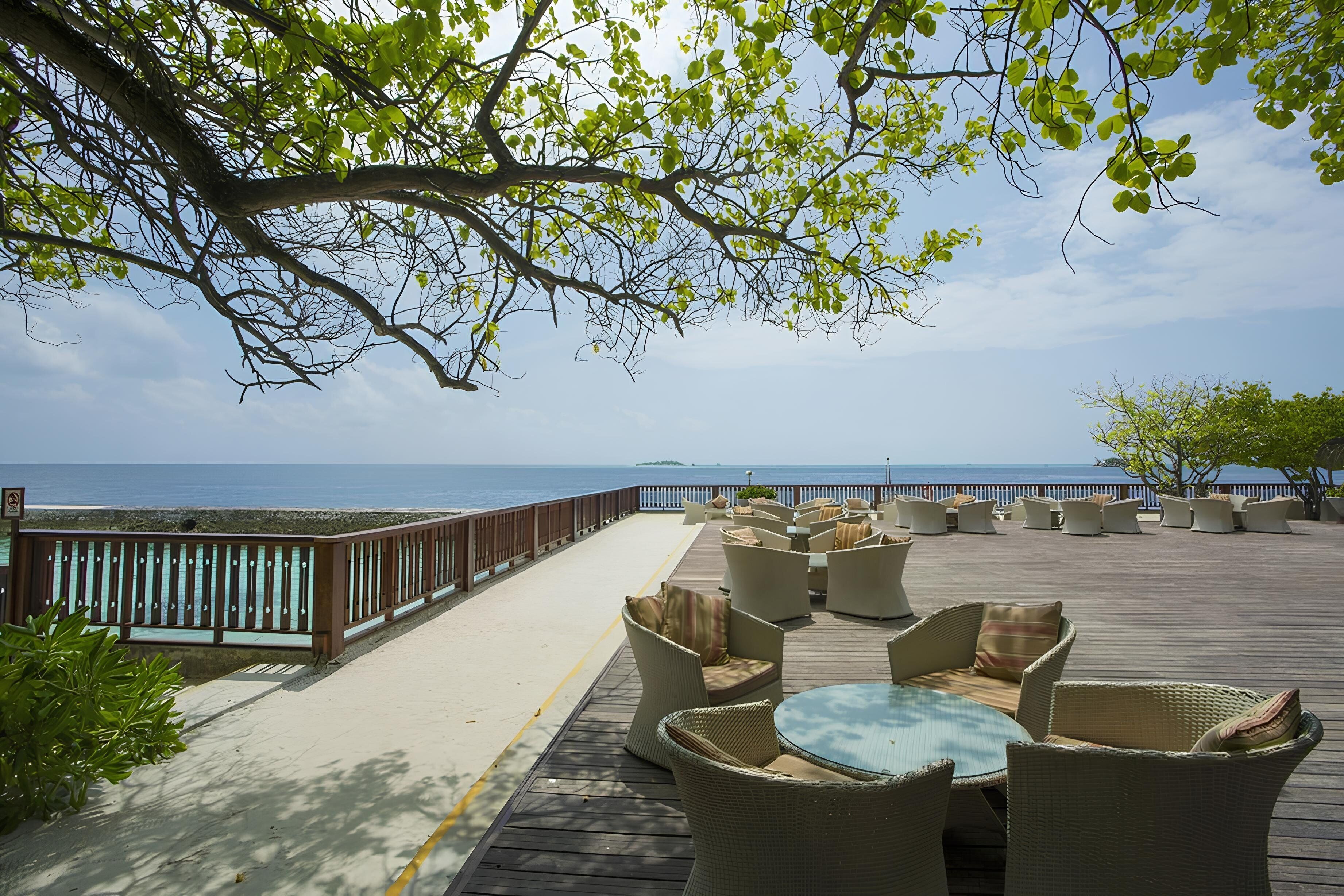 3 bars/lounges, poolside bar, beach bar